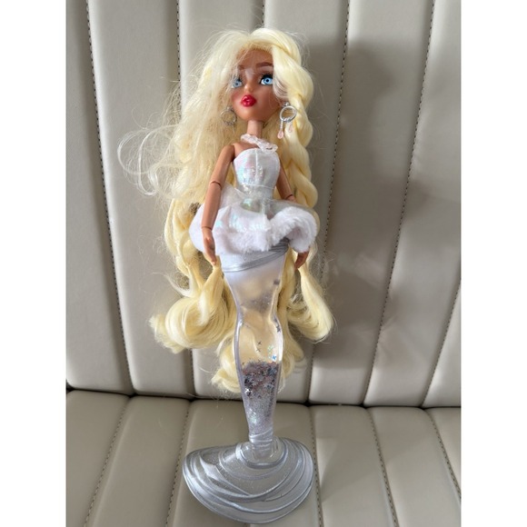 Mga Other - Mermaze Mermaidz Winter Waves Gwen Fashion Doll Color Change/Glitter Tail MGA